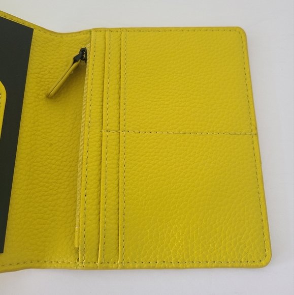 carta Passport Holder w/ Pen Loop - Picture 3 of 4